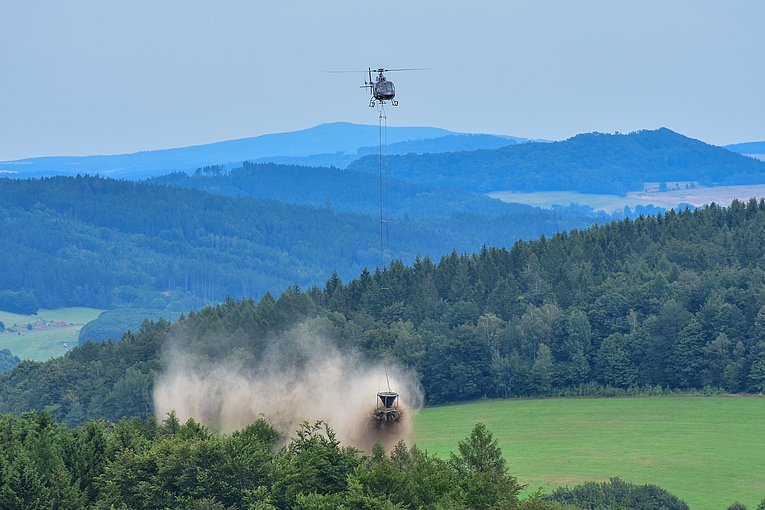 Waldkalkung mit Hubschrauber und Streukübel hilft Wald und Boden. (Foto: Thomas Scholz)