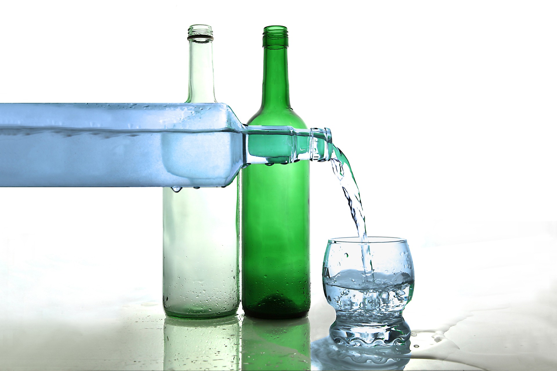 Glasflaschen und Wasserglas